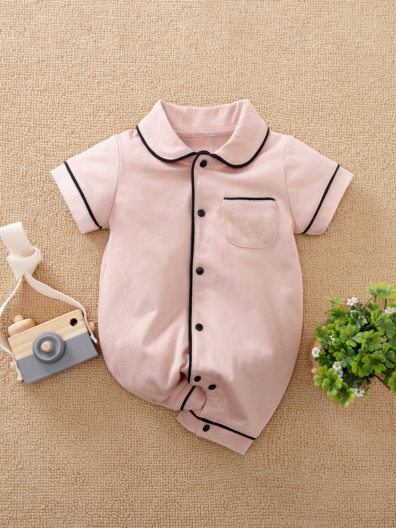 Prenda rosa pálido pijama para bebe niña con botones vista frontal