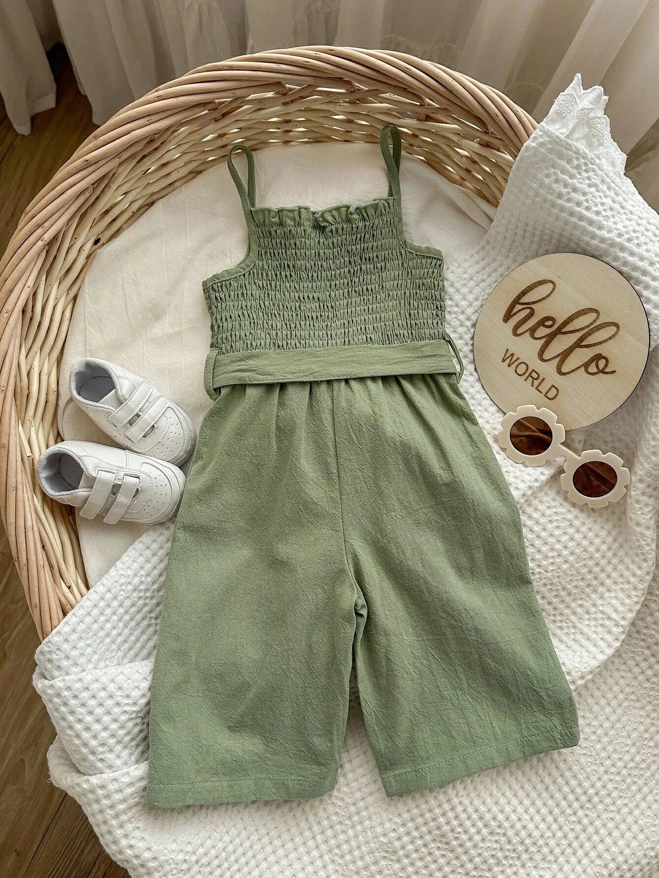 Enterizo verde menta con tirantes y cinturón para bebé niña