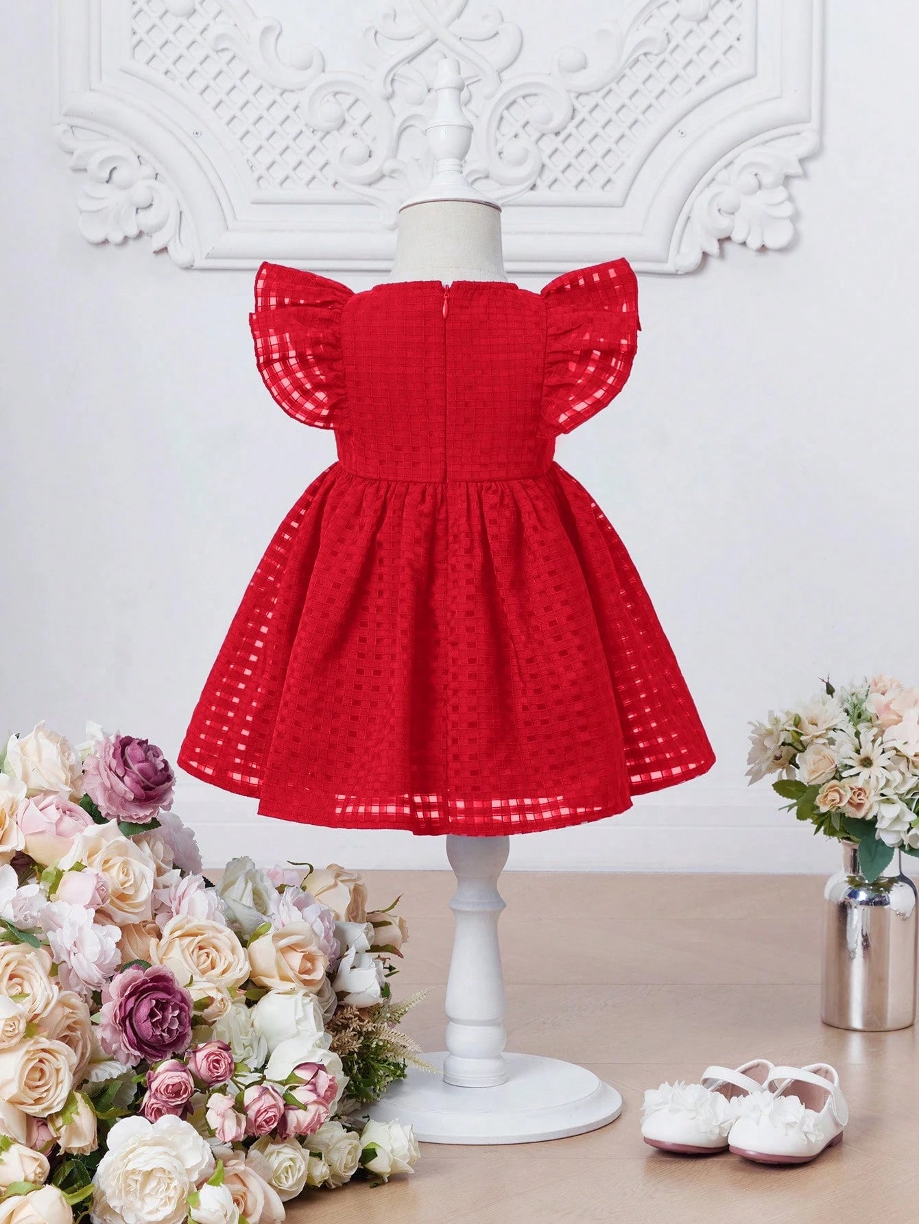 Prenda rojo vestido elegante para bebe con volantes vista trasera
