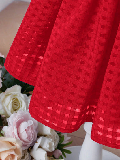 Prenda rojo vestido elegante para bebe detalle de tela