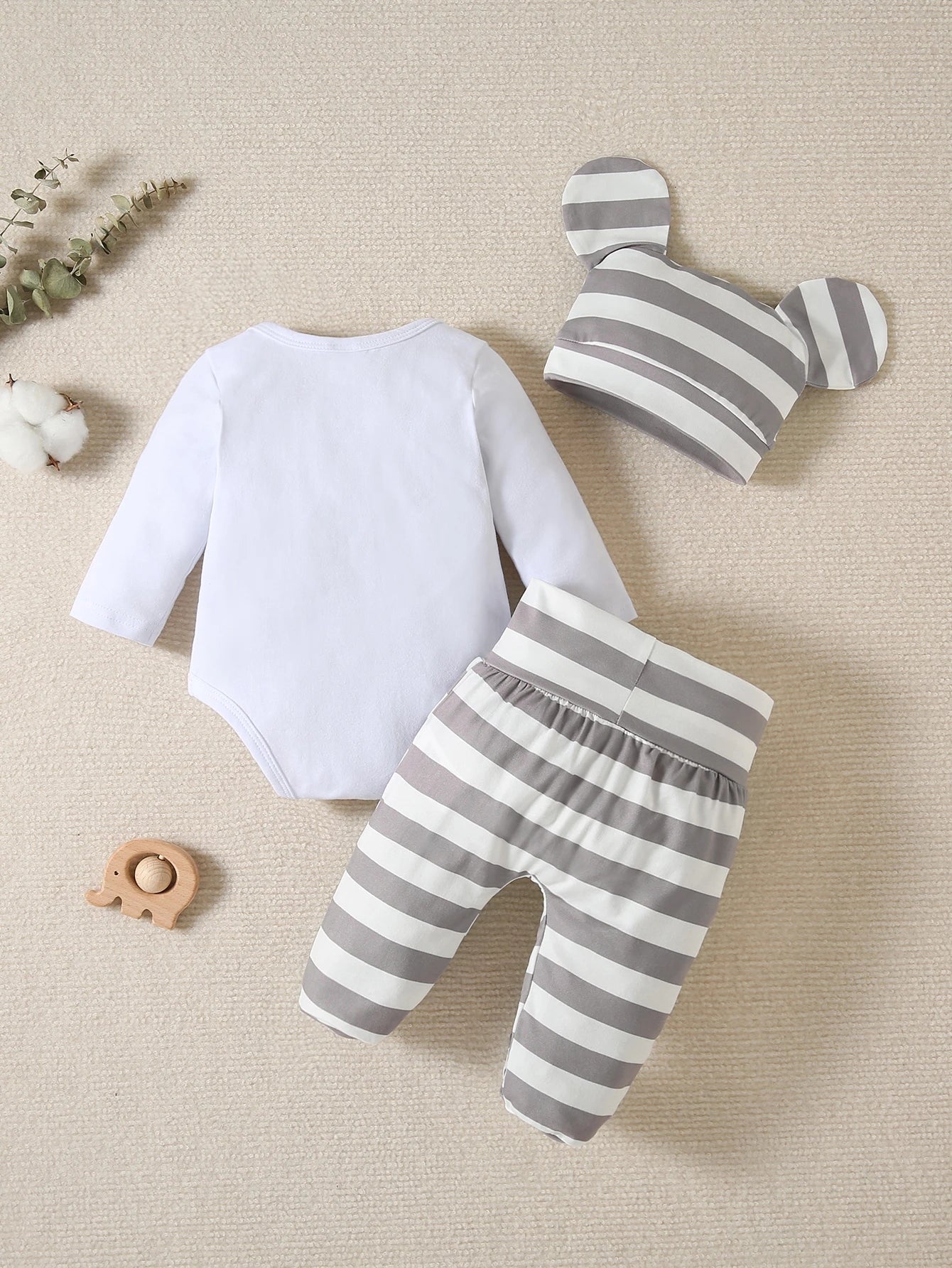 Prenda blanca conjunto elefante para bebe vista trasera