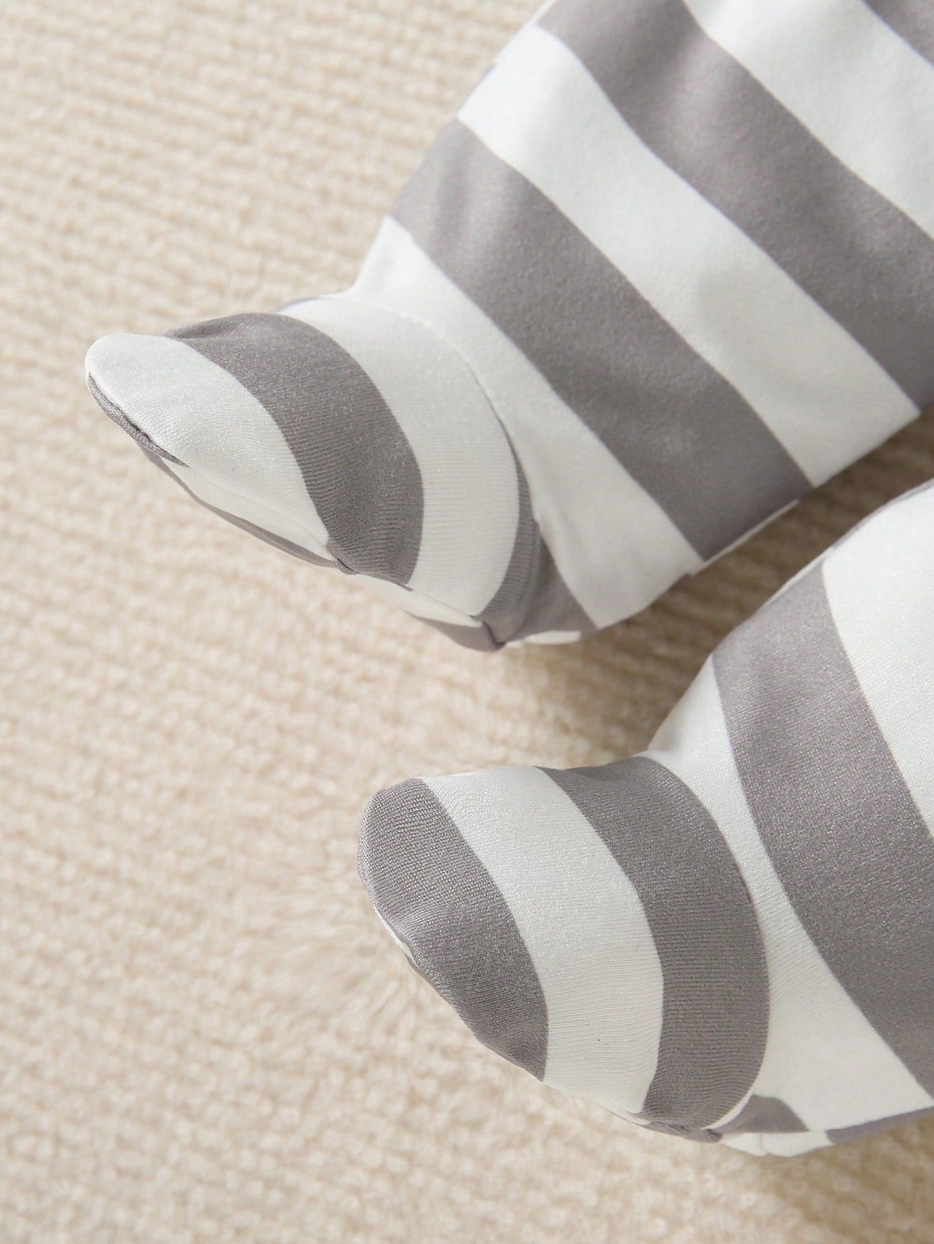 Prenda gris pantalon para bebe detalle de rayas y pie cubierto