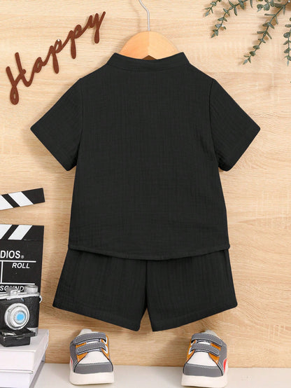 Prenda negra conjunto de camisa y shorts para bebé vista posterior