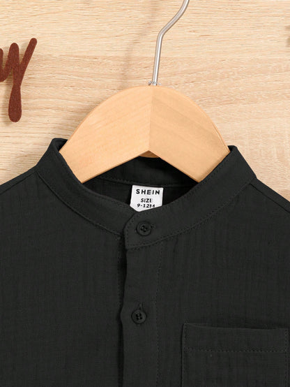 Prenda negra conjunto de camisa y shorts para bebé detalle de cuello mao y botones