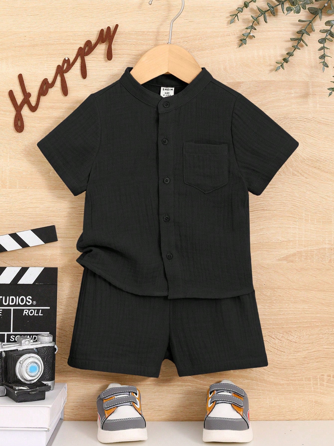 Prenda negra conjunto de camisa y shorts para bebé vista frontal