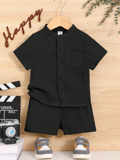 Prenda negra conjunto de camisa y shorts para bebé vista frontal