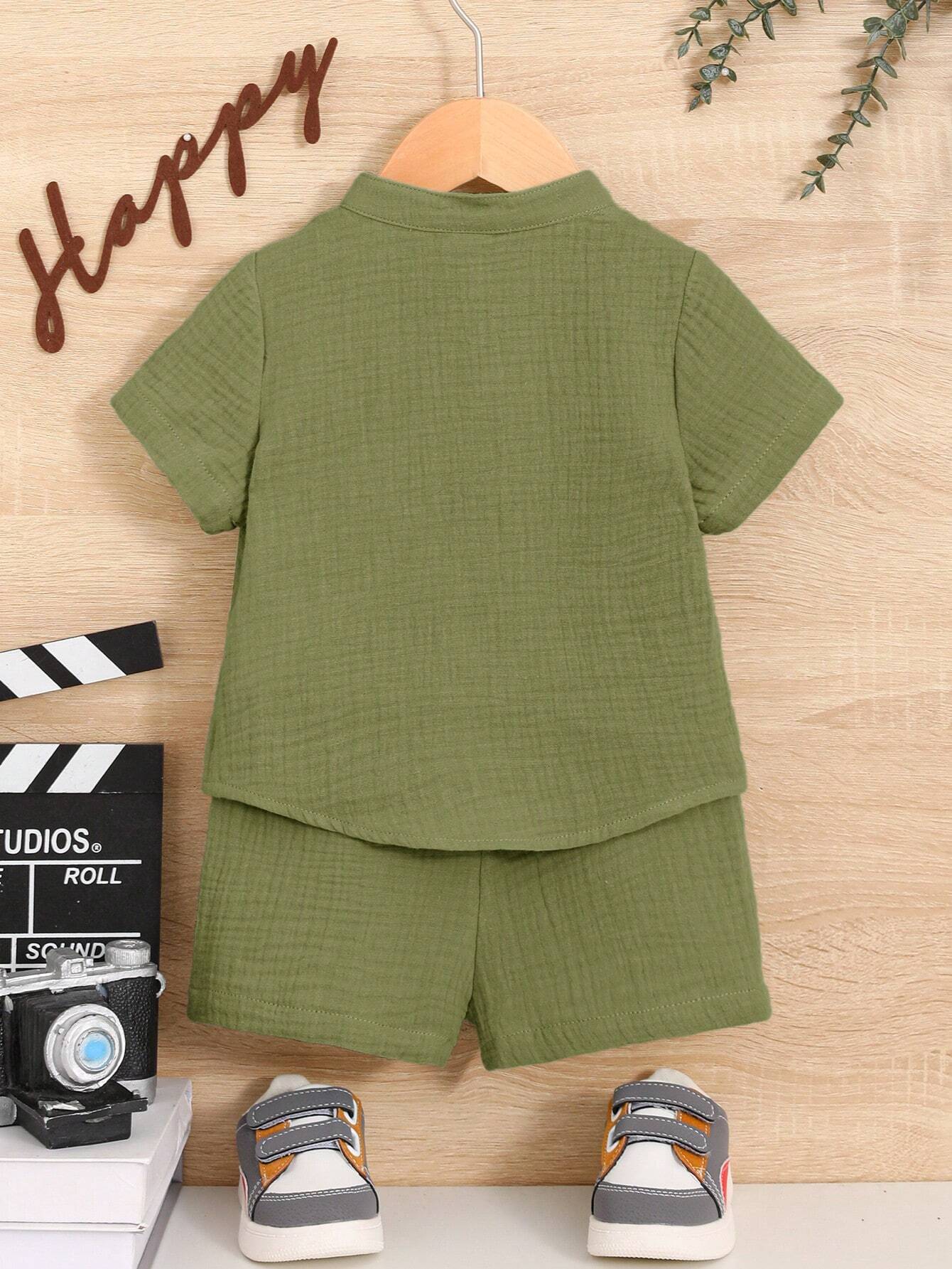 Prenda verde conjunto camisa y short para bebe niño vista trasera