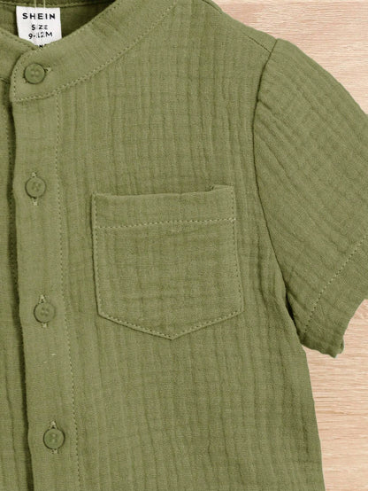Prenda verde camisa para bebe niño detalle bolsillo delantero