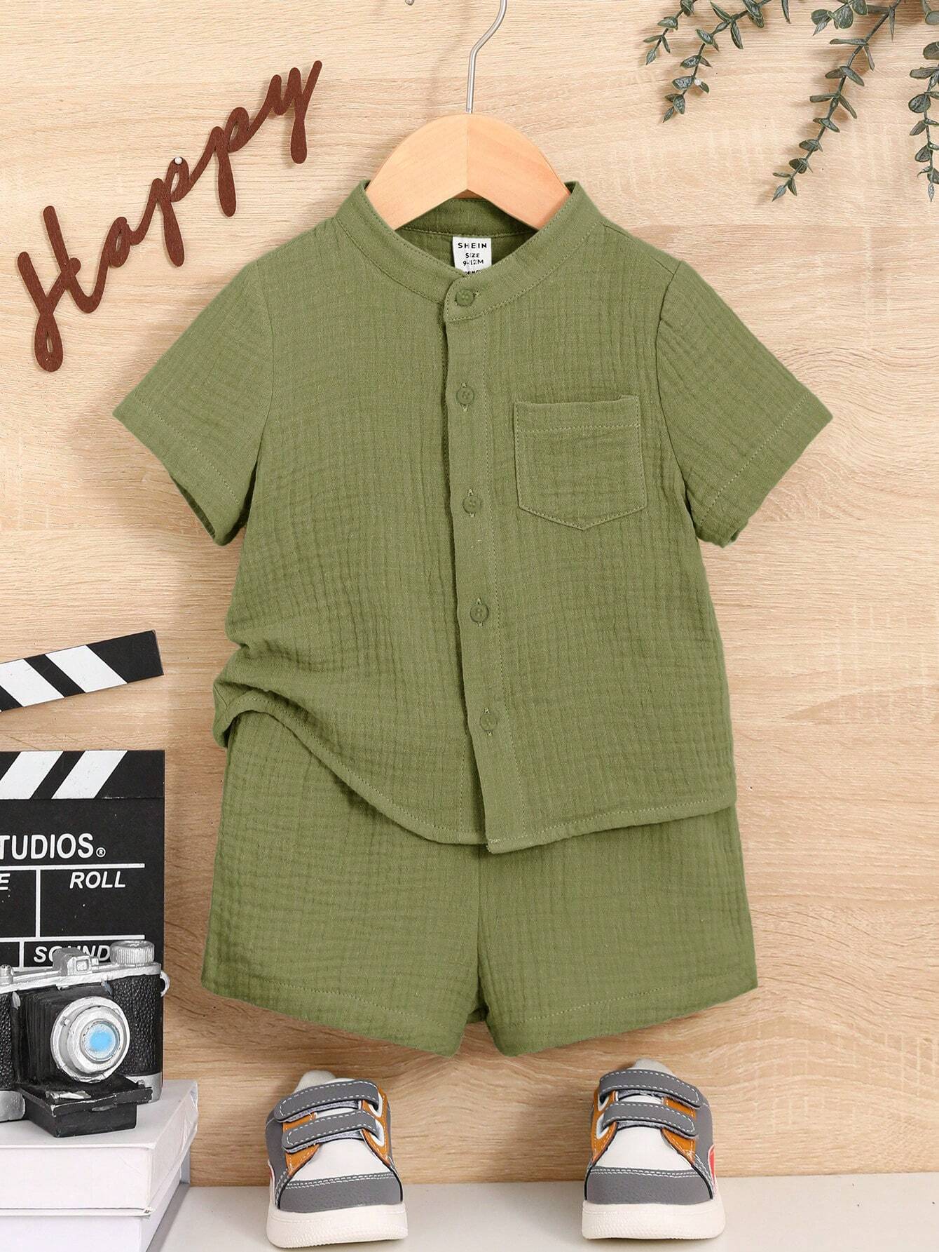 Prenda verde conjunto camisa y short para bebe niño vista frontal
