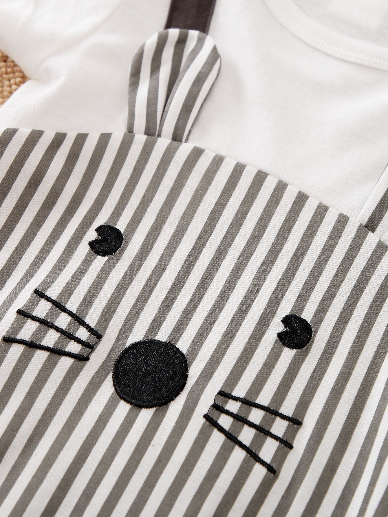 Mono blanco con rayas grises y diseño de animal dulce