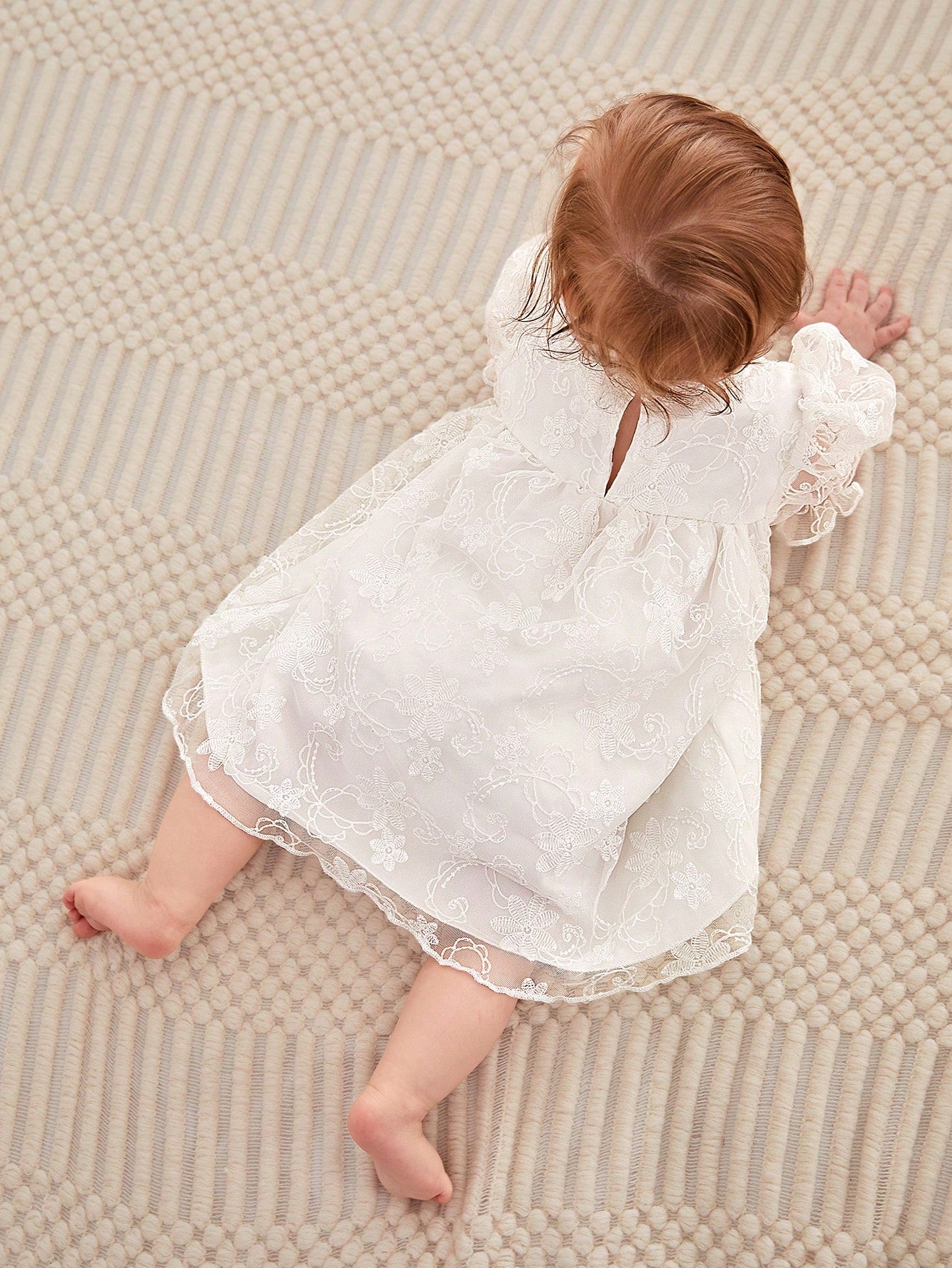 Prenda blanca vestido para bebe vista trasera con abertura
