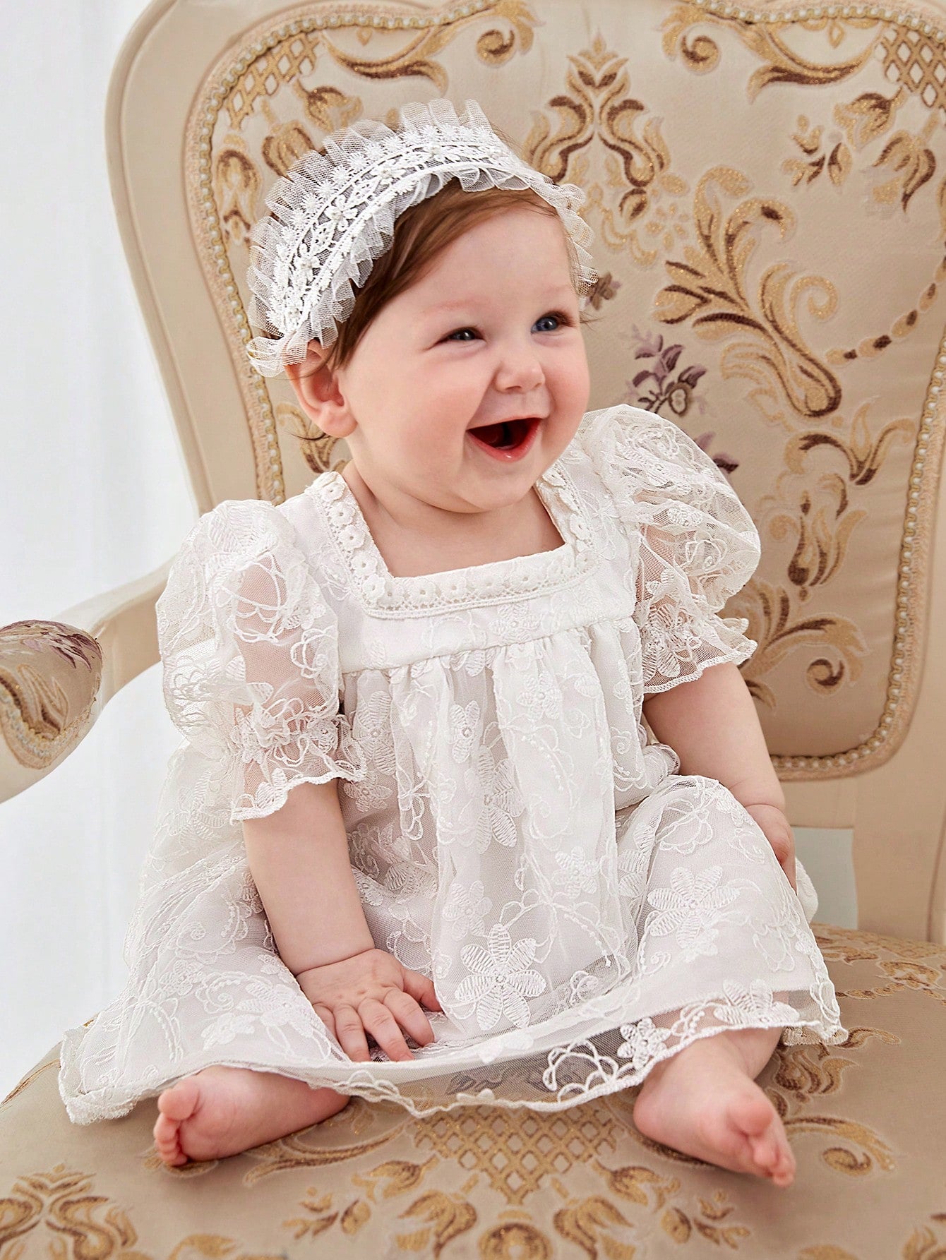 Prenda blanca vestido para bebe detalle de cuello cuadrado
