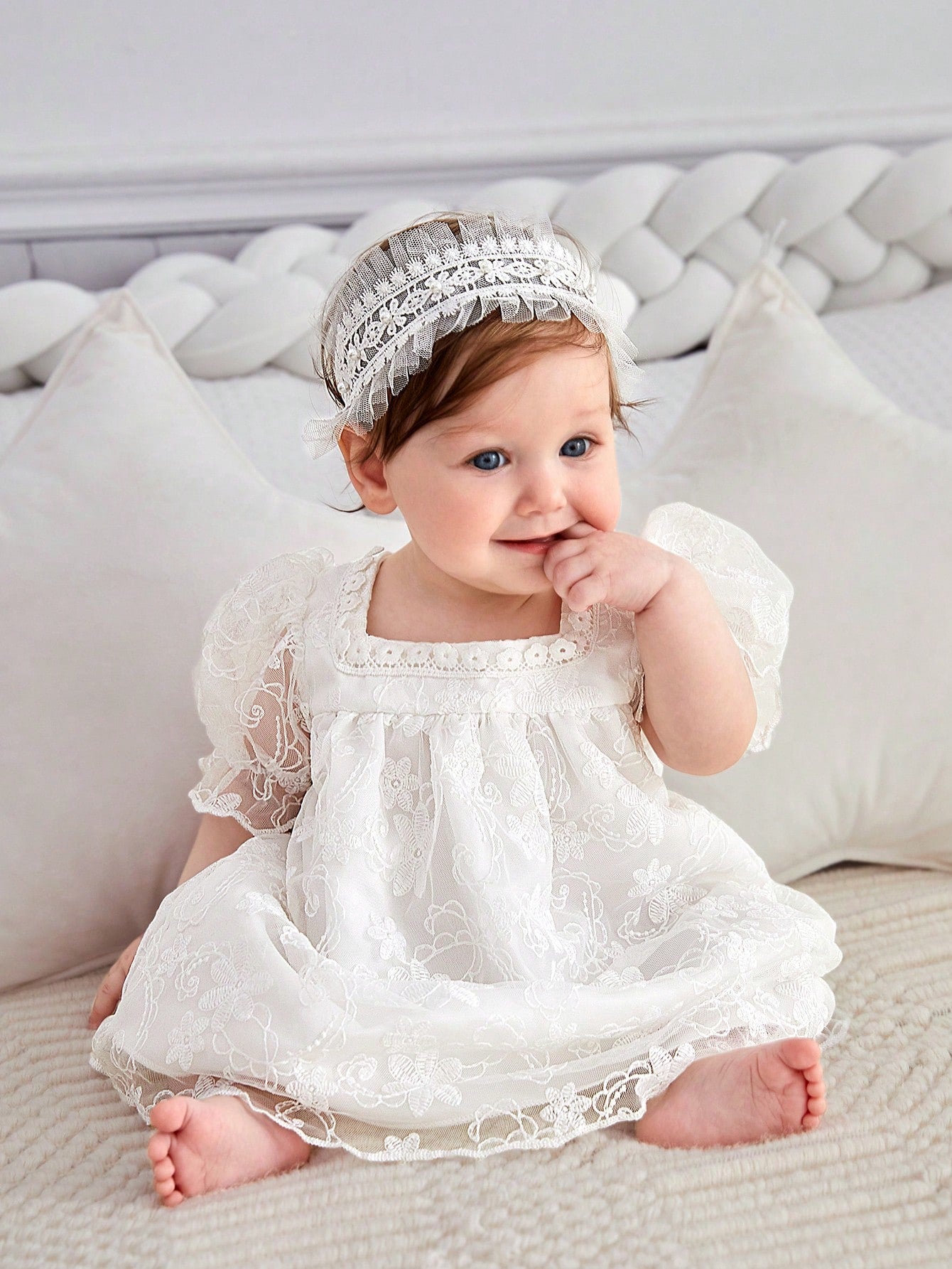 Prenda blanca vestido para bebe detalle de encaje floral