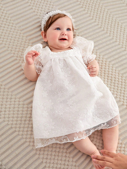Prenda blanca vestido para bebe vista frontal con encaje floral
