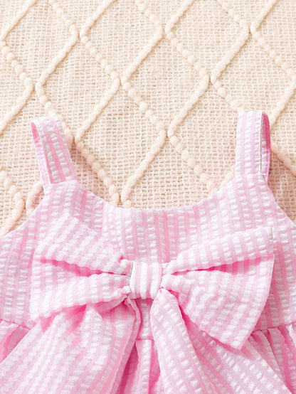 Prenda rosa vestido a rayas para bebe con detalle de tirantes y lazo frontal