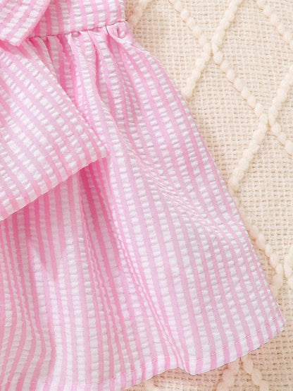 Prenda rosa vestido a rayas para bebe con detalle de textura y falda amplia