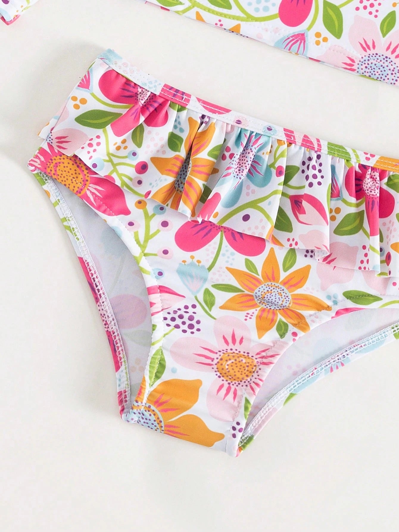 Prenda multicolor traje de baño floral para bebe detalle inferior