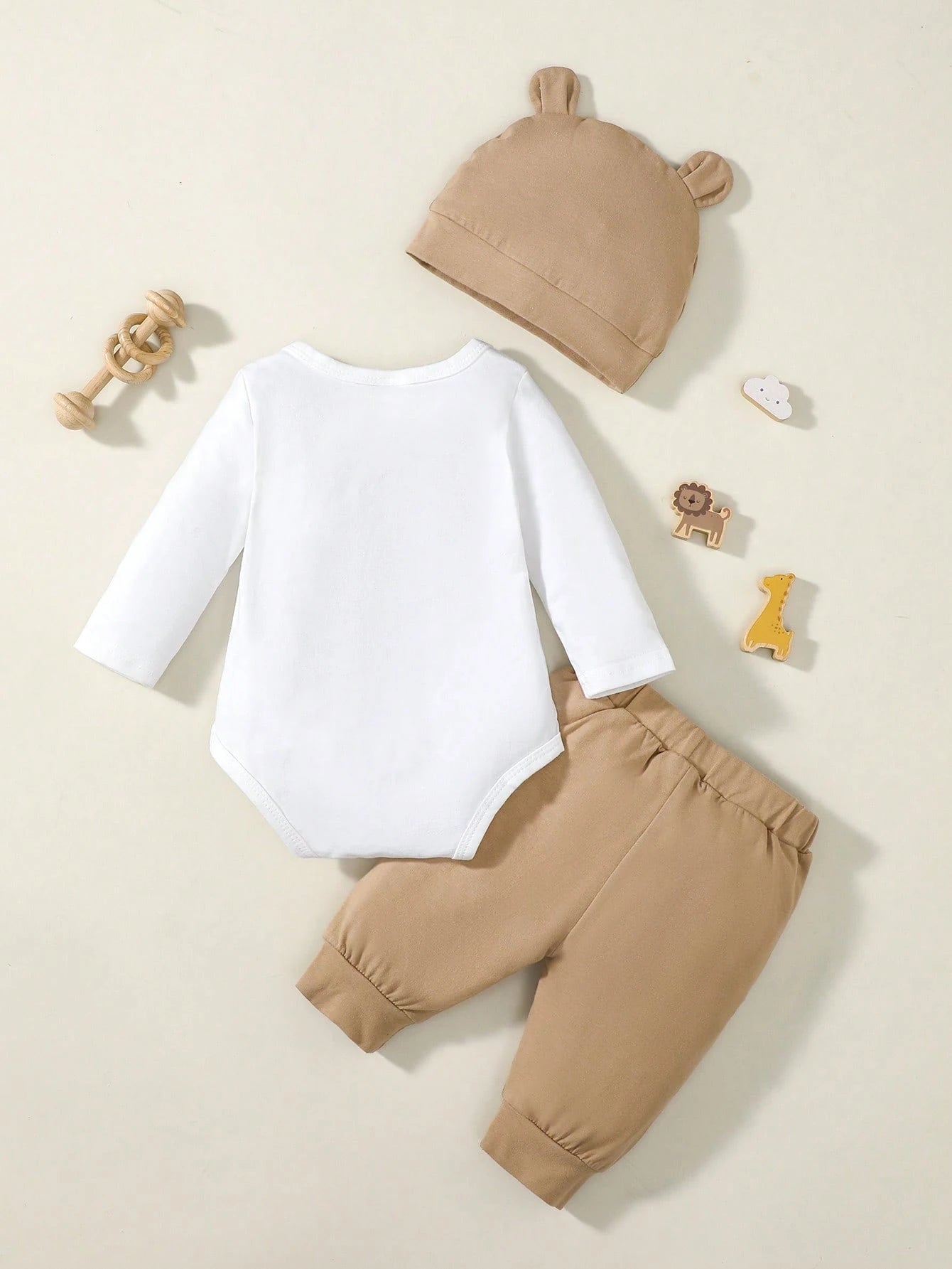 Prenda blanca body para bebe con detalle de estampado de león y jirafa