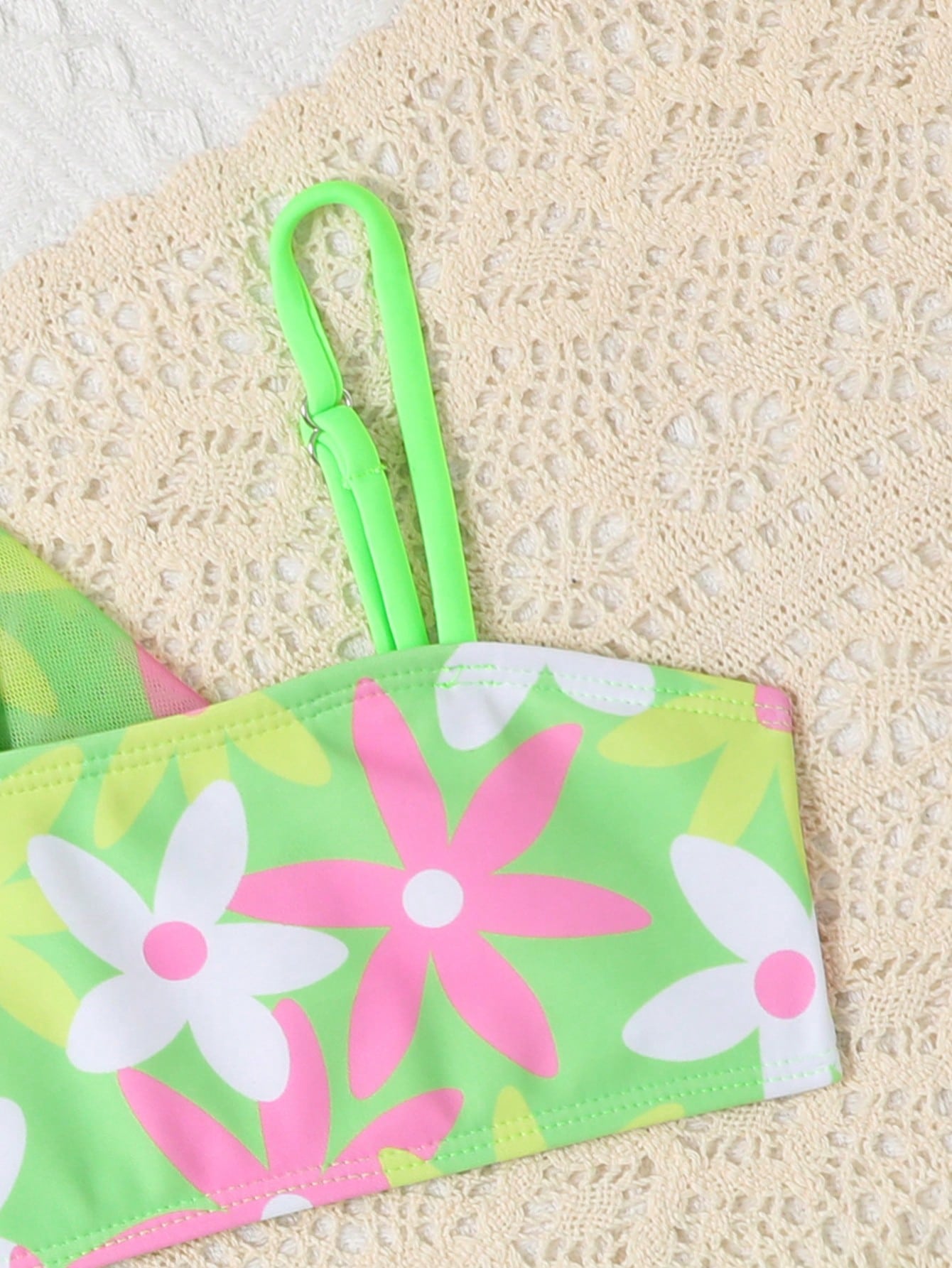 Prenda verde conjunto de baño para bebe con detalle de tirantes ajustables y flores