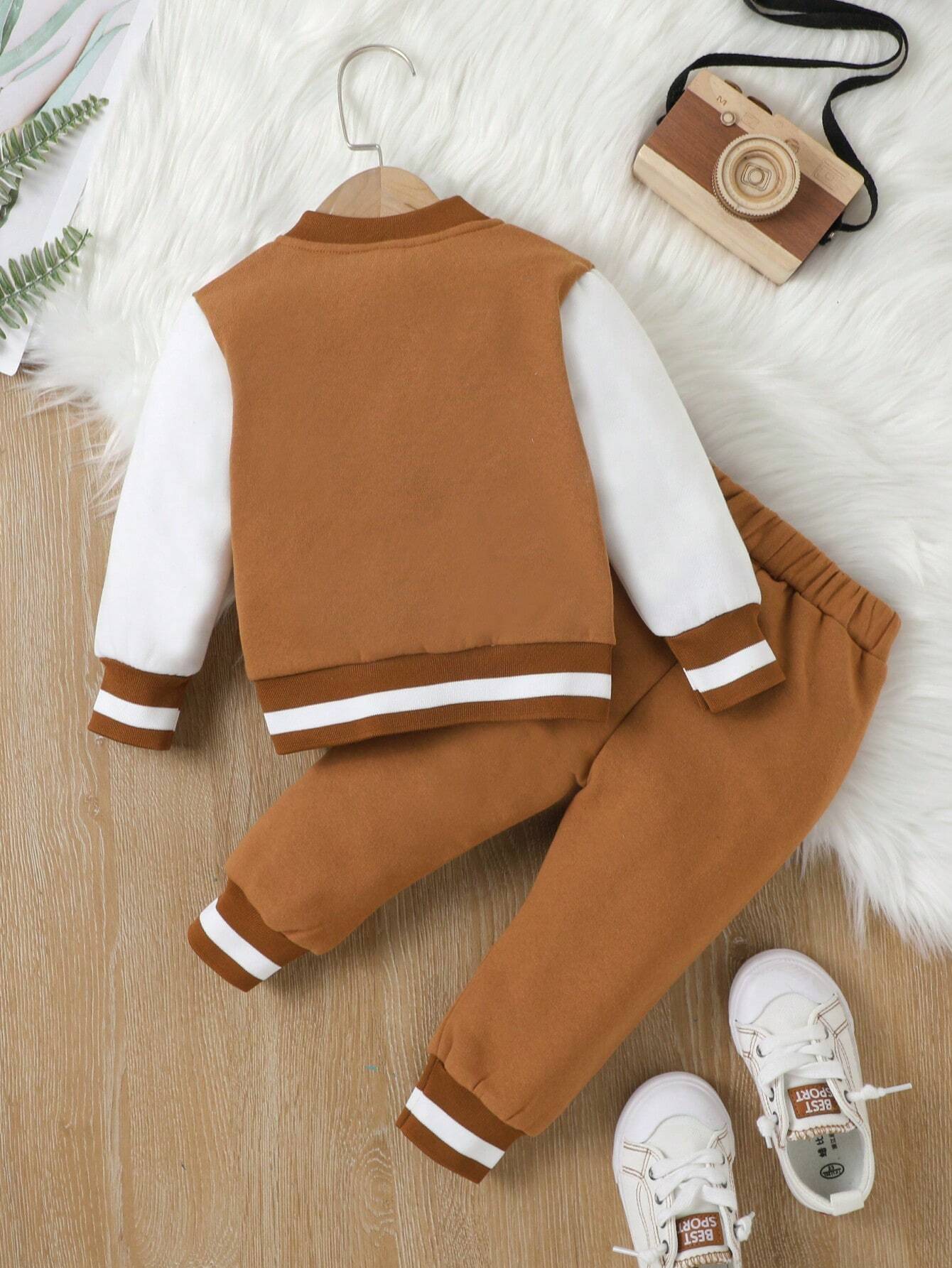 Prenda marrón chaqueta universitaria para bebe con botones y parche de letra