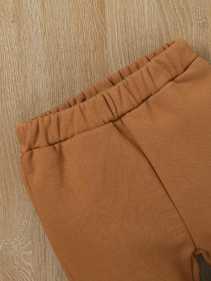Prenda marrón conjunto deportivo para bebe vista frontal con chaqueta universitaria