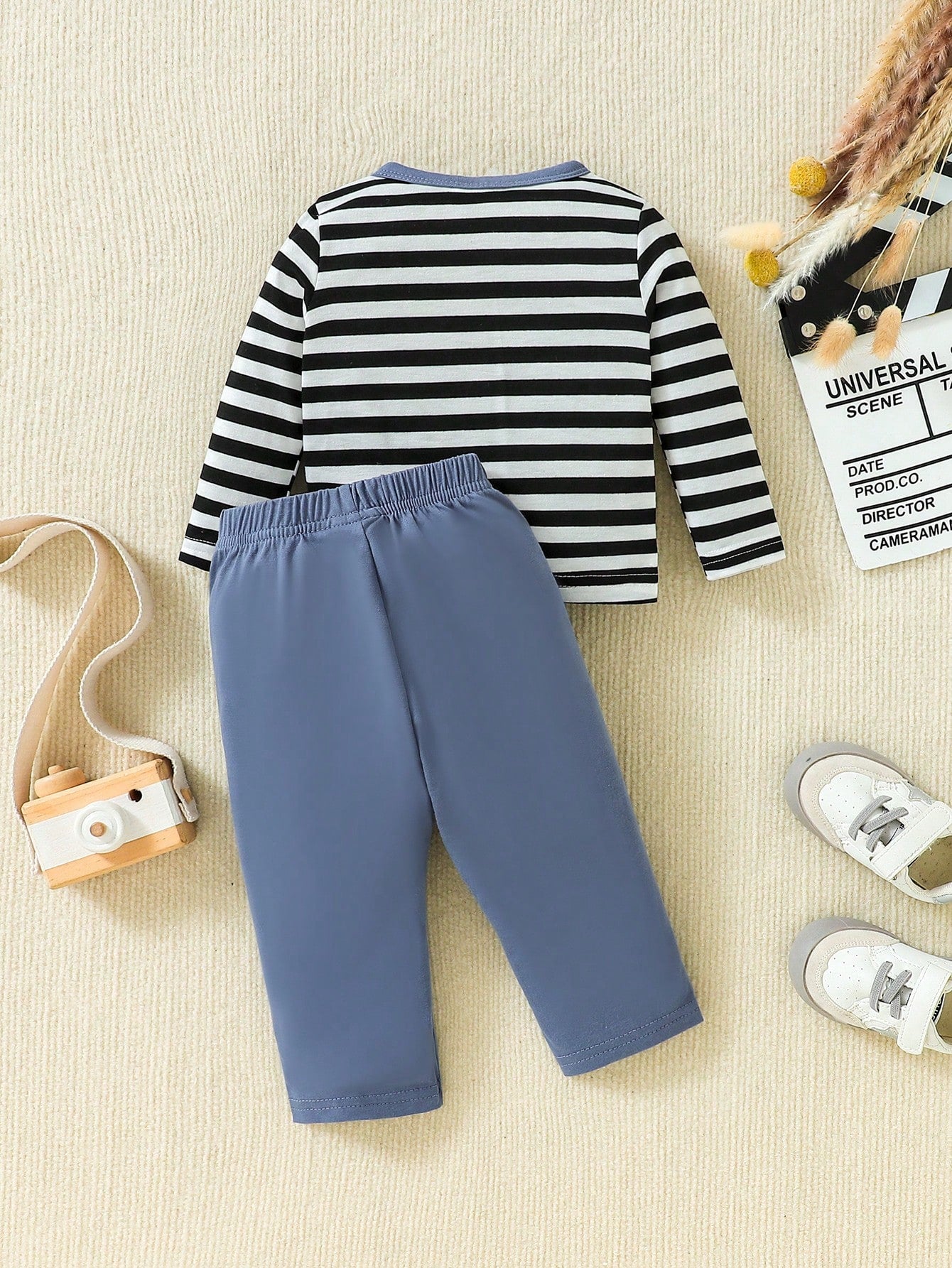 Camiseta rayada con pantalón azul para bebé niño