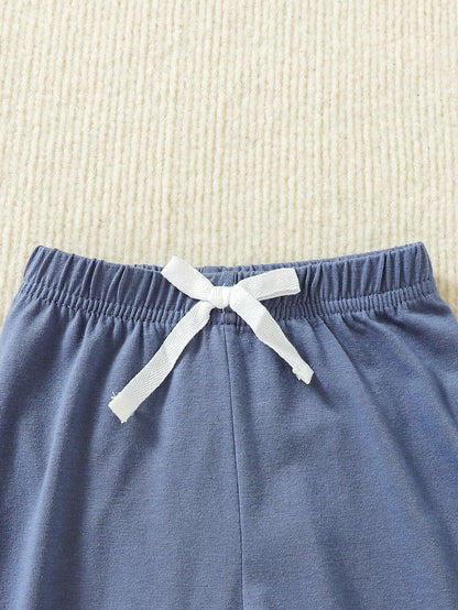 Camiseta rayada con pantalón azul para bebé niño