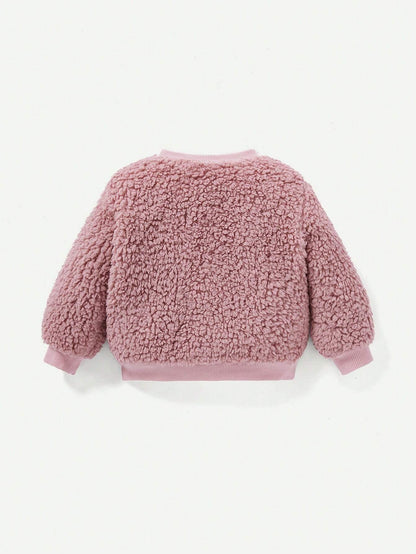 Conjunto rosa bebé peluche con diseño bordado y orejas 3D