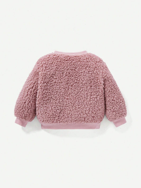 Conjunto rosa bebé peluche con diseño bordado y orejas 3D
