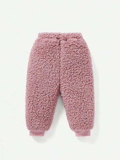 Conjunto rosa bebé peluche con diseño bordado y orejas 3D