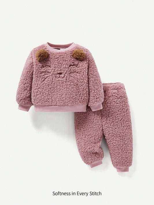 Conjunto rosa bebé peluche con diseño bordado y orejas 3D