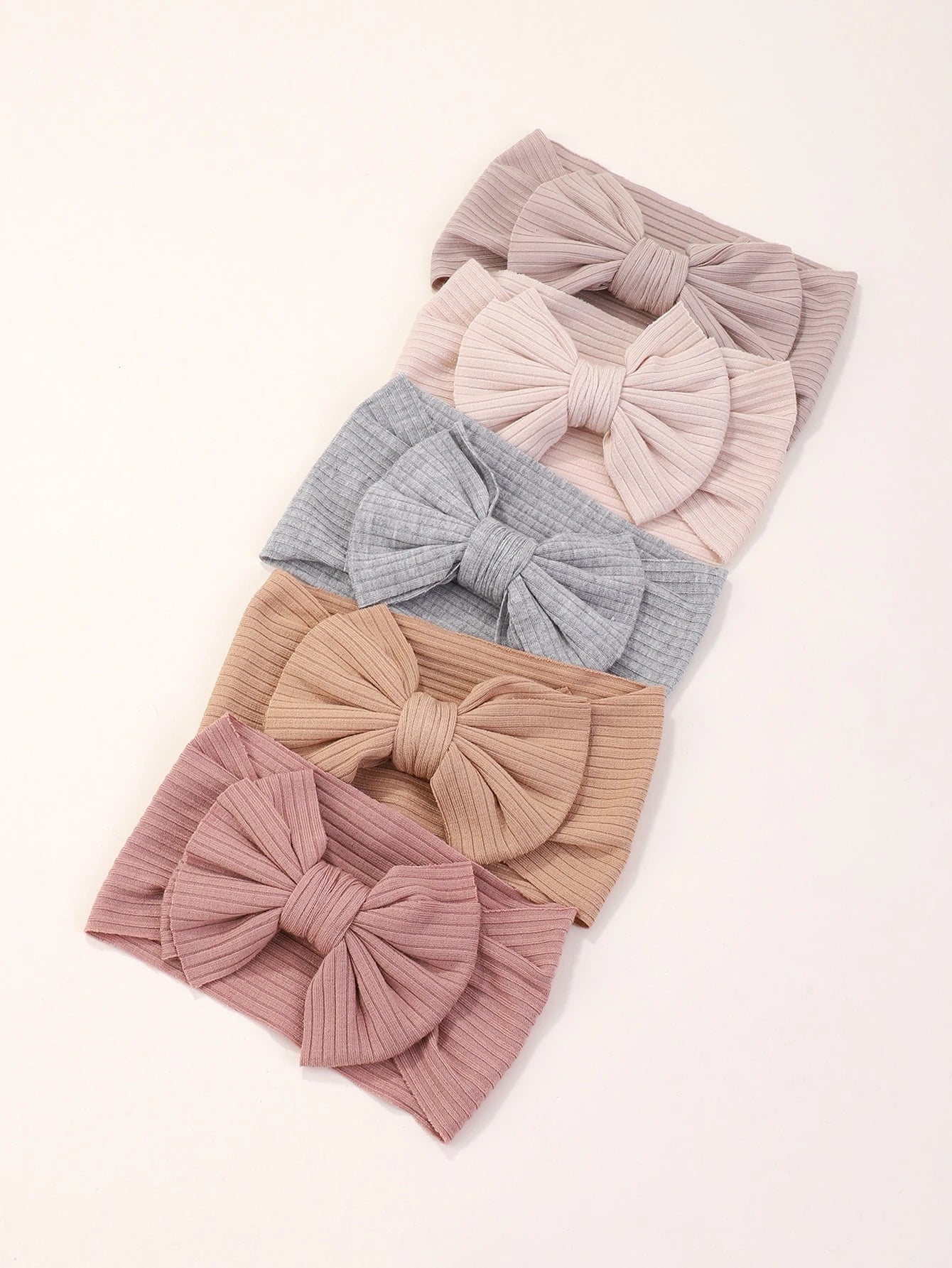 Prenda multicolor diadema para bebe con detalle de acabado acanalado