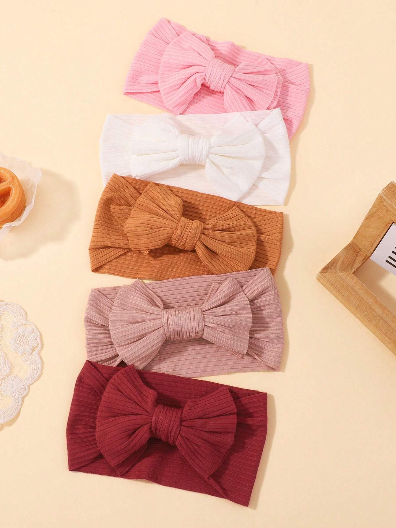 Prenda multicolor diadema para bebe con detalle de acabado acanalado