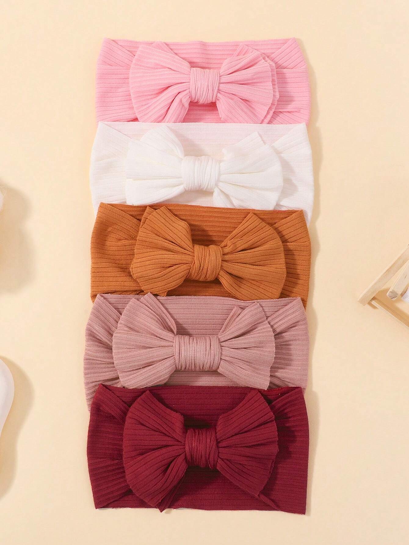 Prenda multicolor diadema para bebe con detalle de acabado acanalado