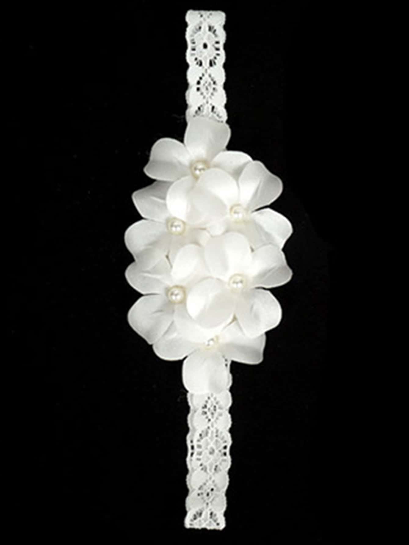 Prenda blanca diadema para bebe con flores y perlas detalle
