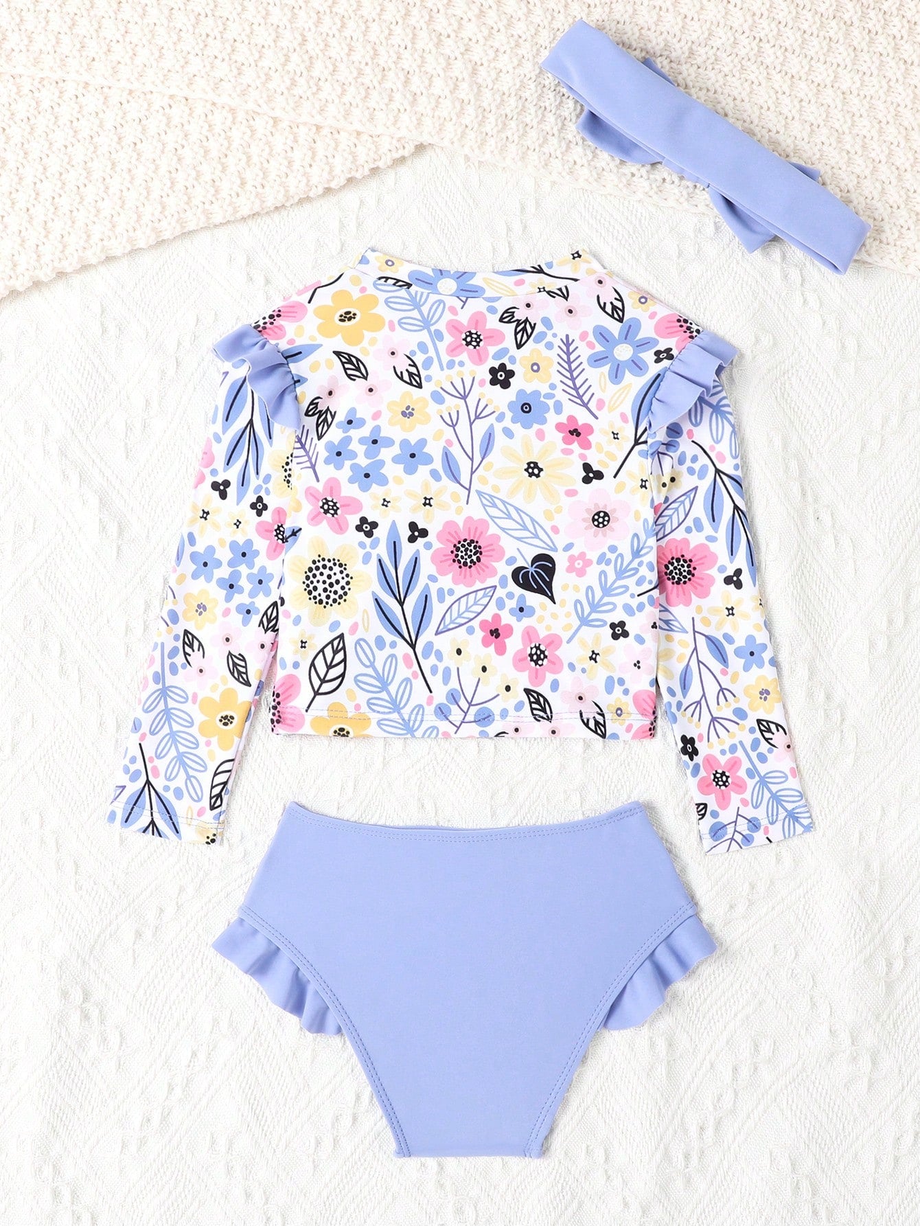 Conjunto floral lila con volantes delicados