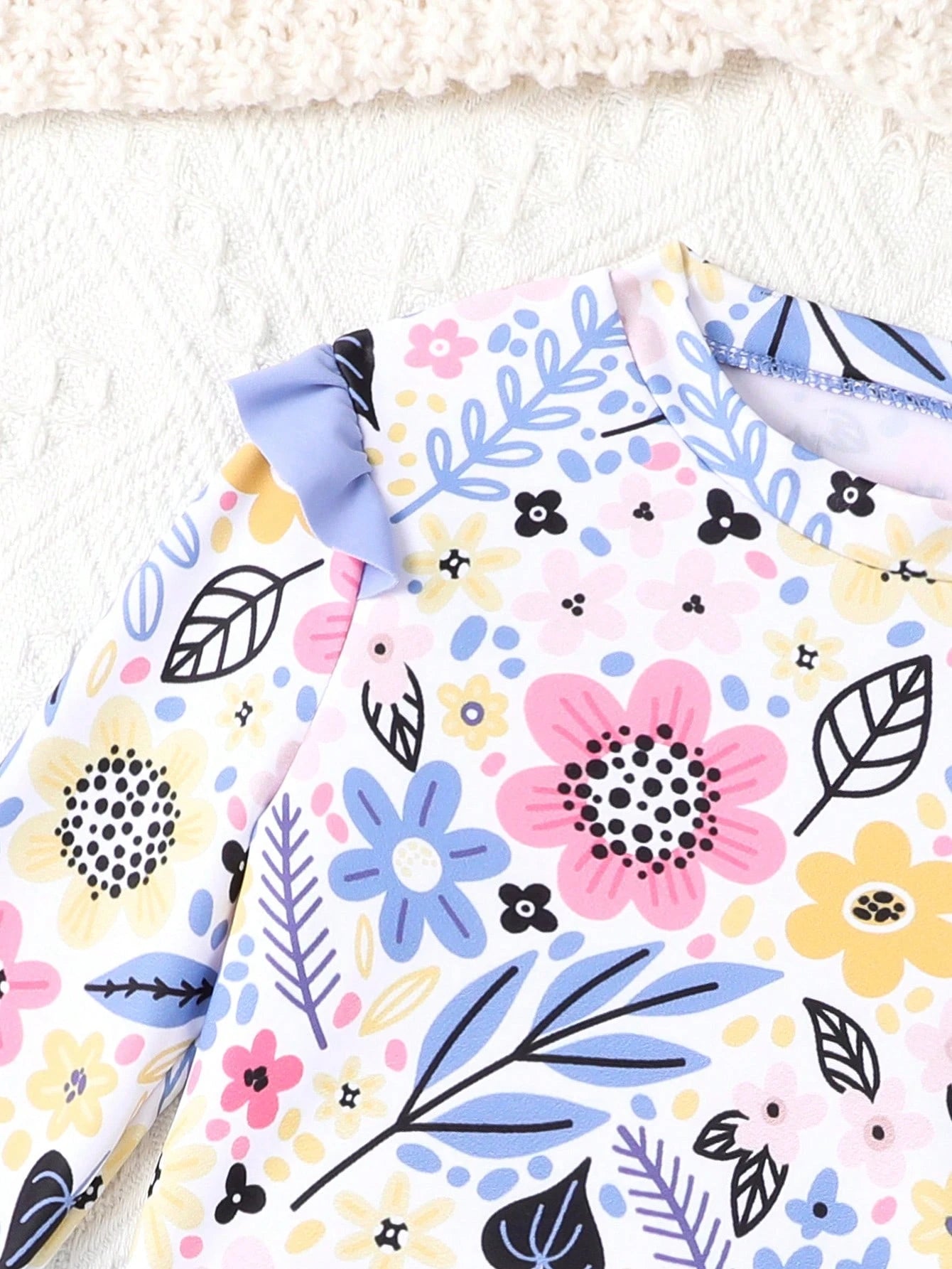 Conjunto floral lila con volantes delicados