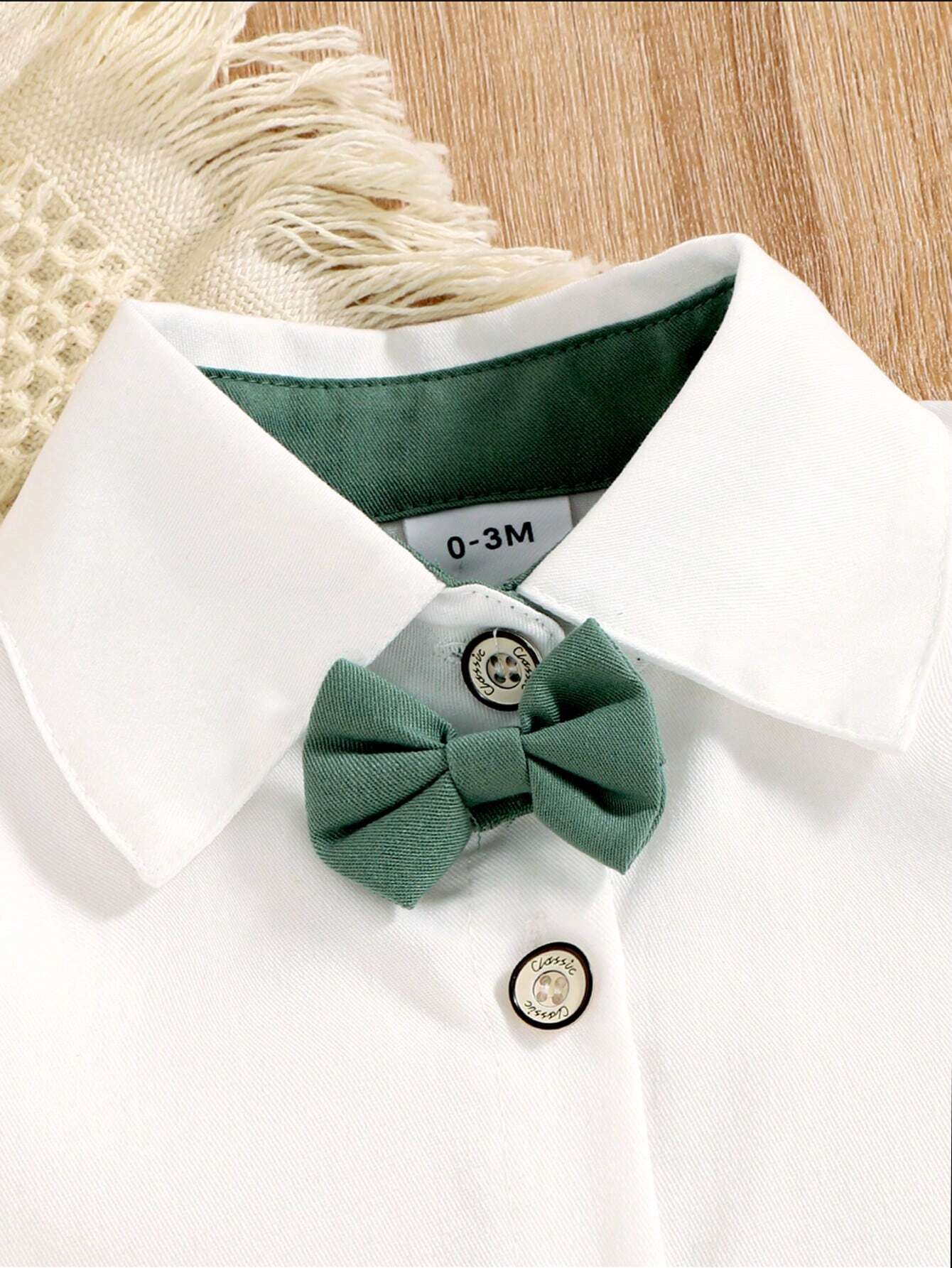 Prenda blanco y verde conjunto para bebe vista trasera con camisa y pantalón corto