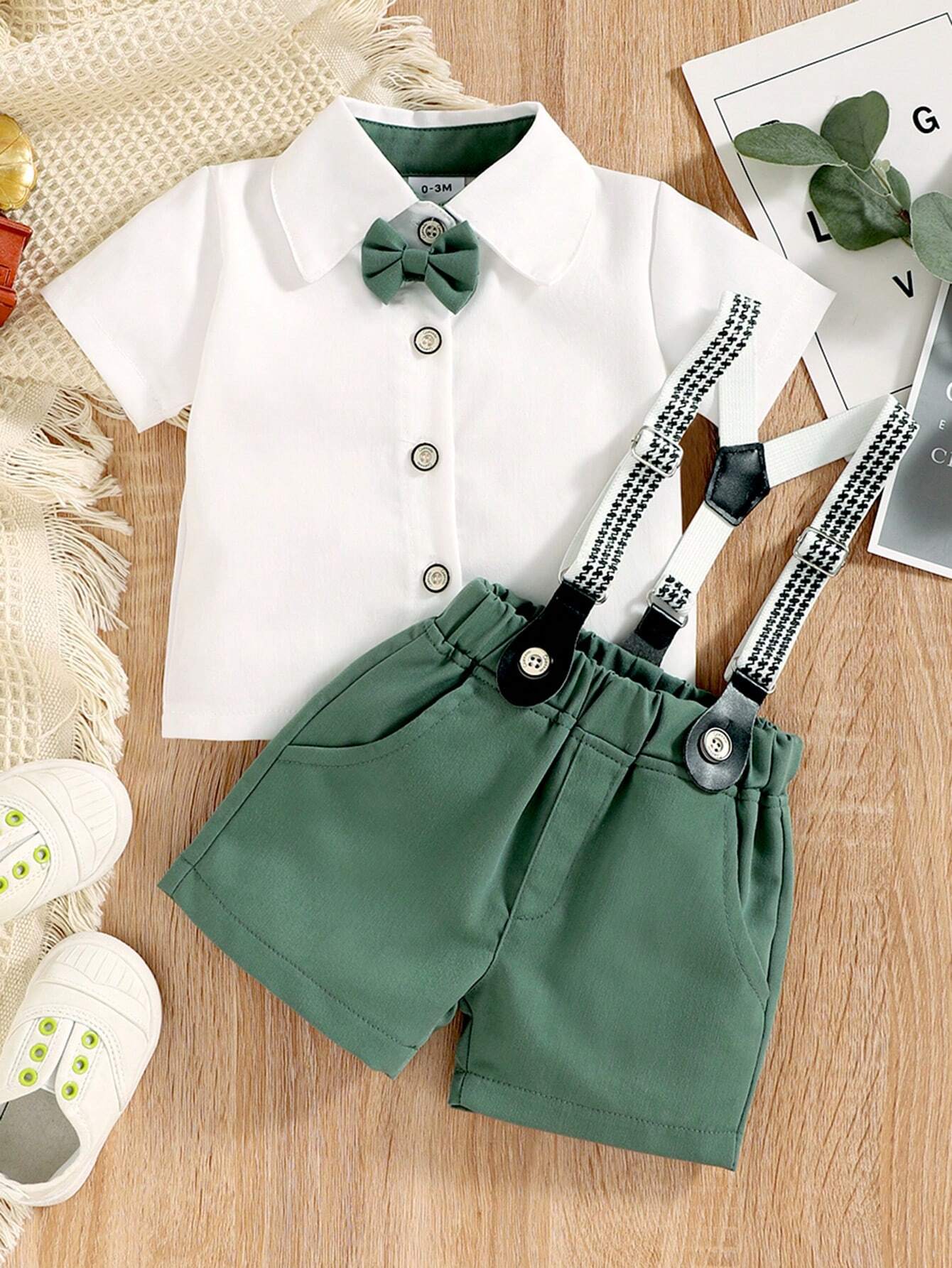 Prenda blanco y verde conjunto para bebe detalle de tirantes ajustables estampados