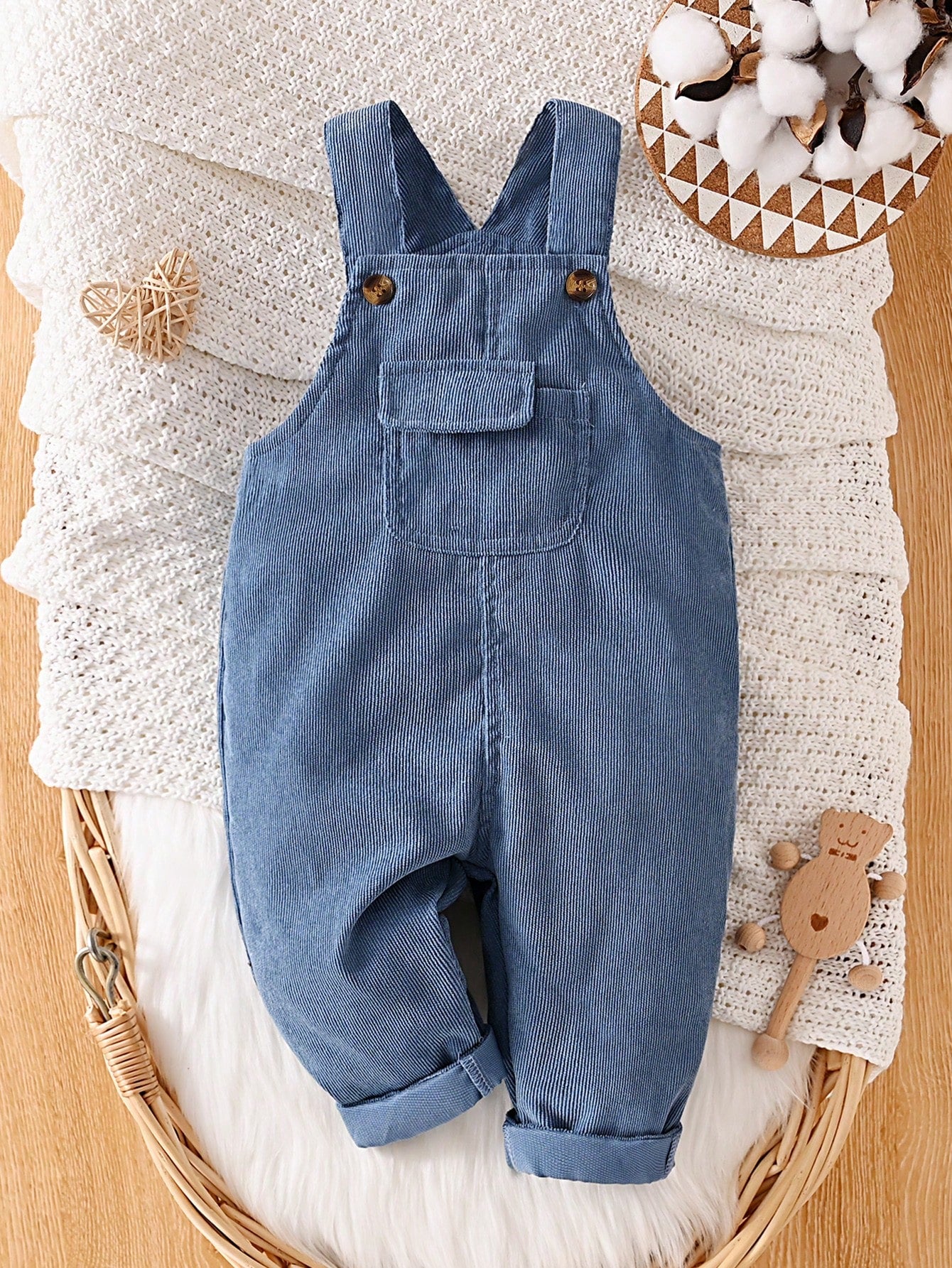 Prenda Azul overol para bebe vista frontal con bolsillo y botones