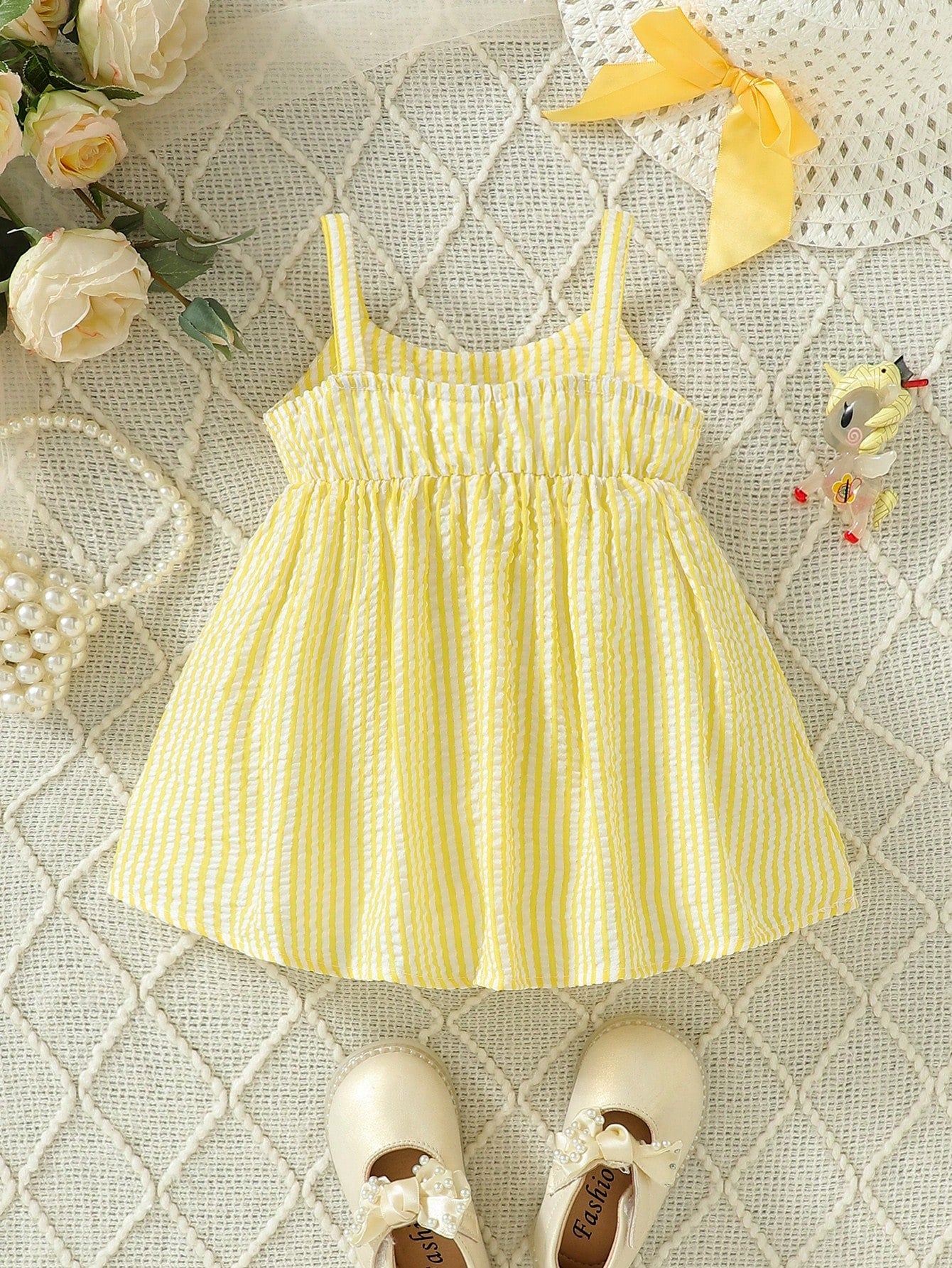 Prenda amarilla vestido a rayas para bebe con espalda elástica vista trasera