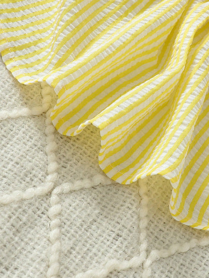 Prenda amarilla vestido a rayas para bebe con detalle de tejido ligero y falda amplia