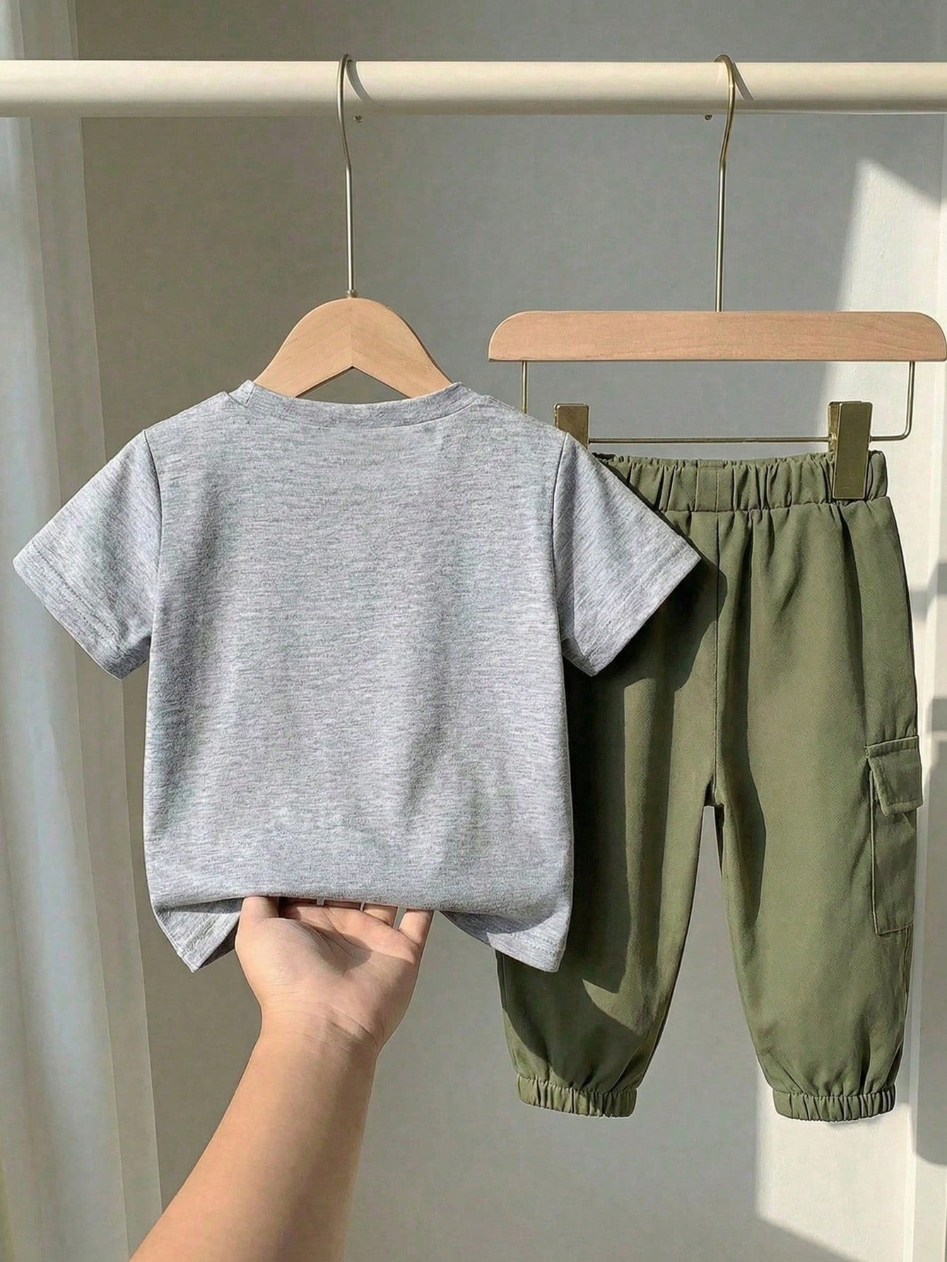 Prenda gris conjunto para bebe con pantalón verde vista trasera