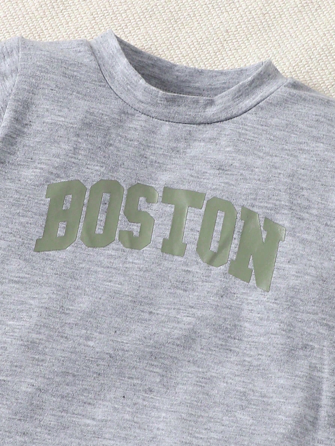 Prenda gris camiseta para bebe con estampado Boston detalle frontal
