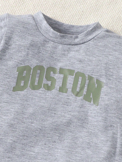 Prenda gris camiseta para bebe con estampado Boston detalle frontal
