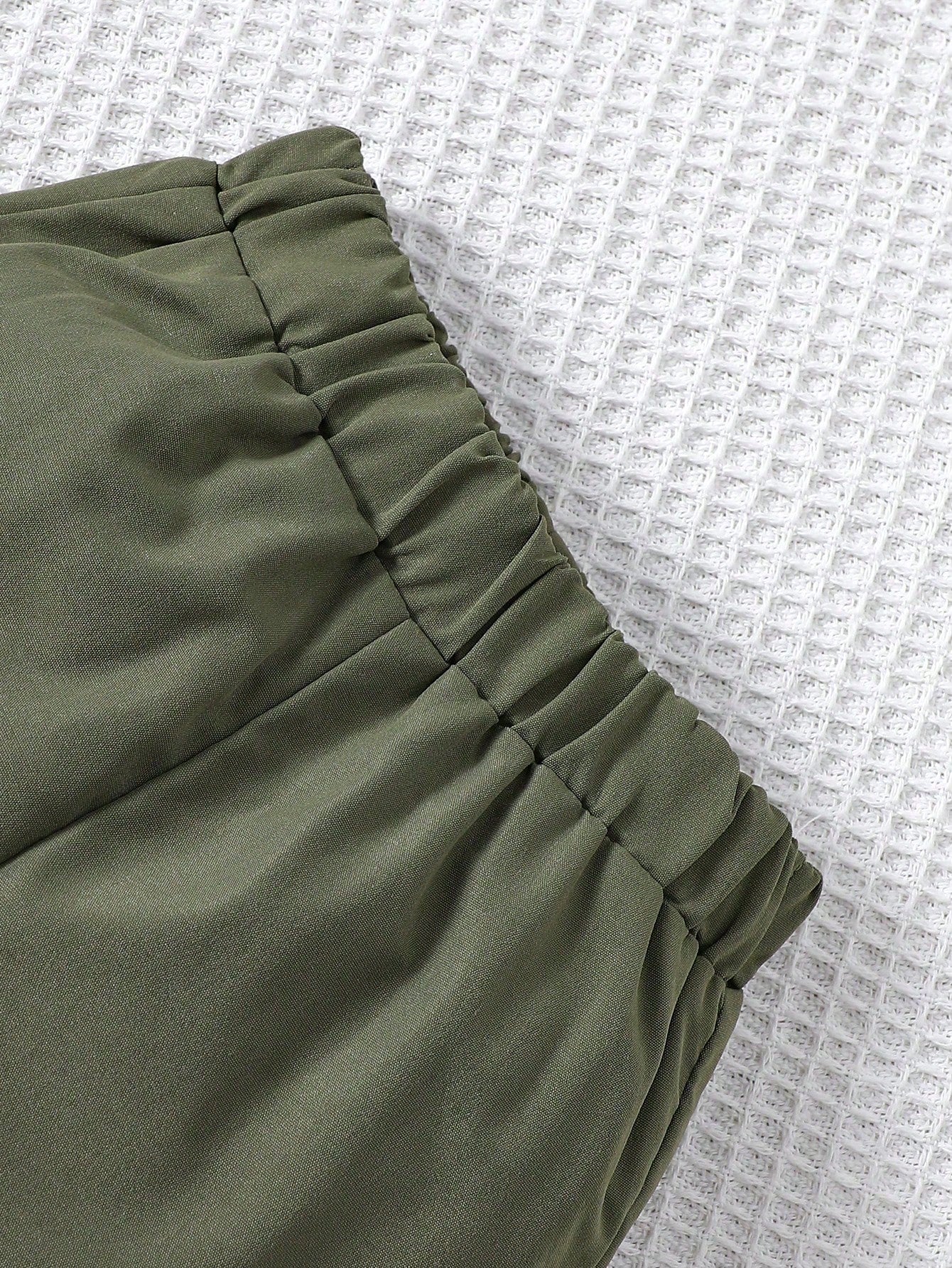 Prenda verde pantalón para bebe con cintura elástica detalle del acabado