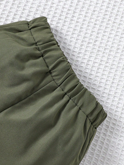 Prenda verde pantalón para bebe con cintura elástica detalle del acabado