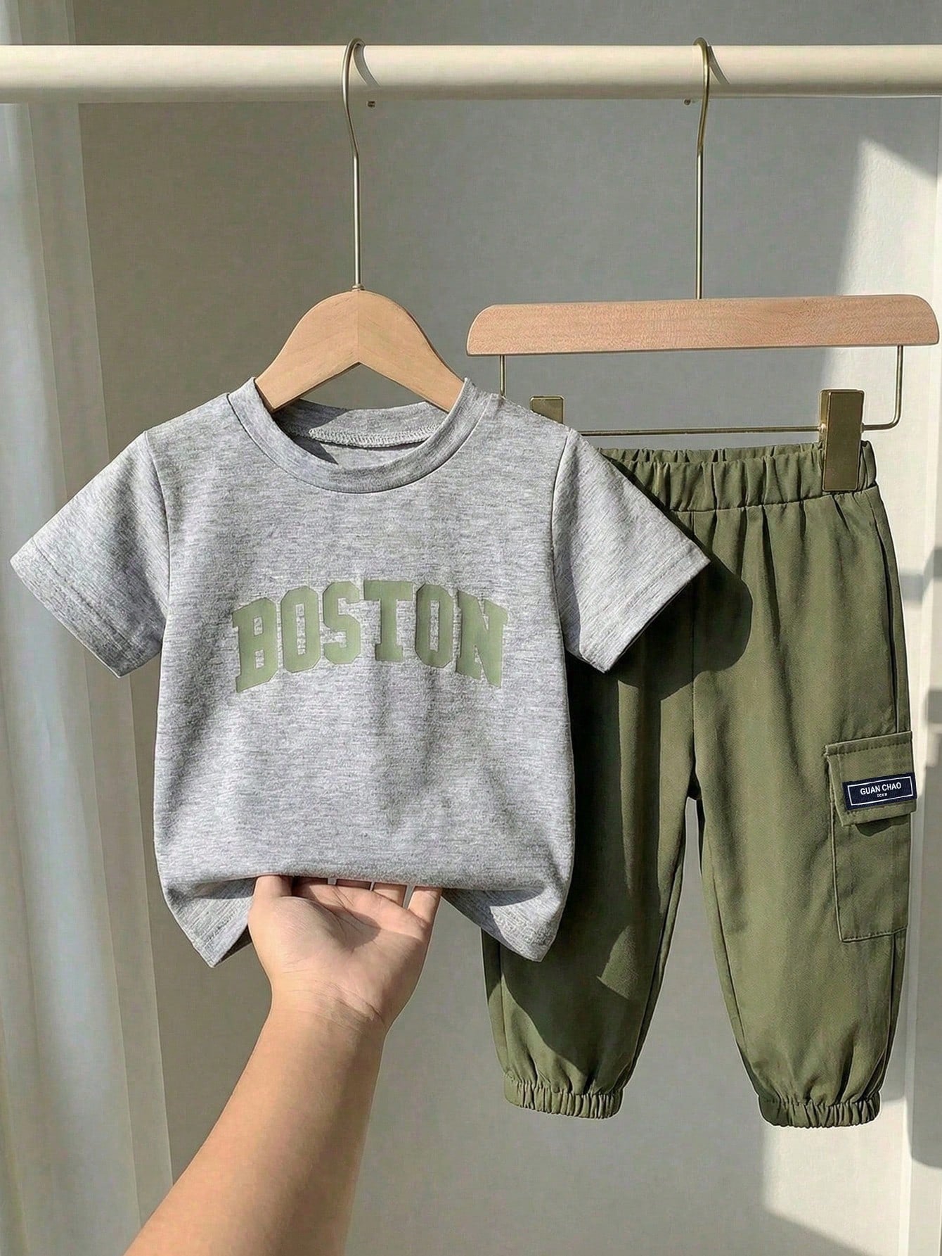Prenda gris conjunto para bebe con pantalón verde vista frontal