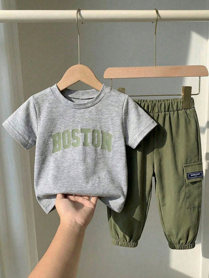 Prenda gris conjunto para bebe con pantalón verde vista frontal