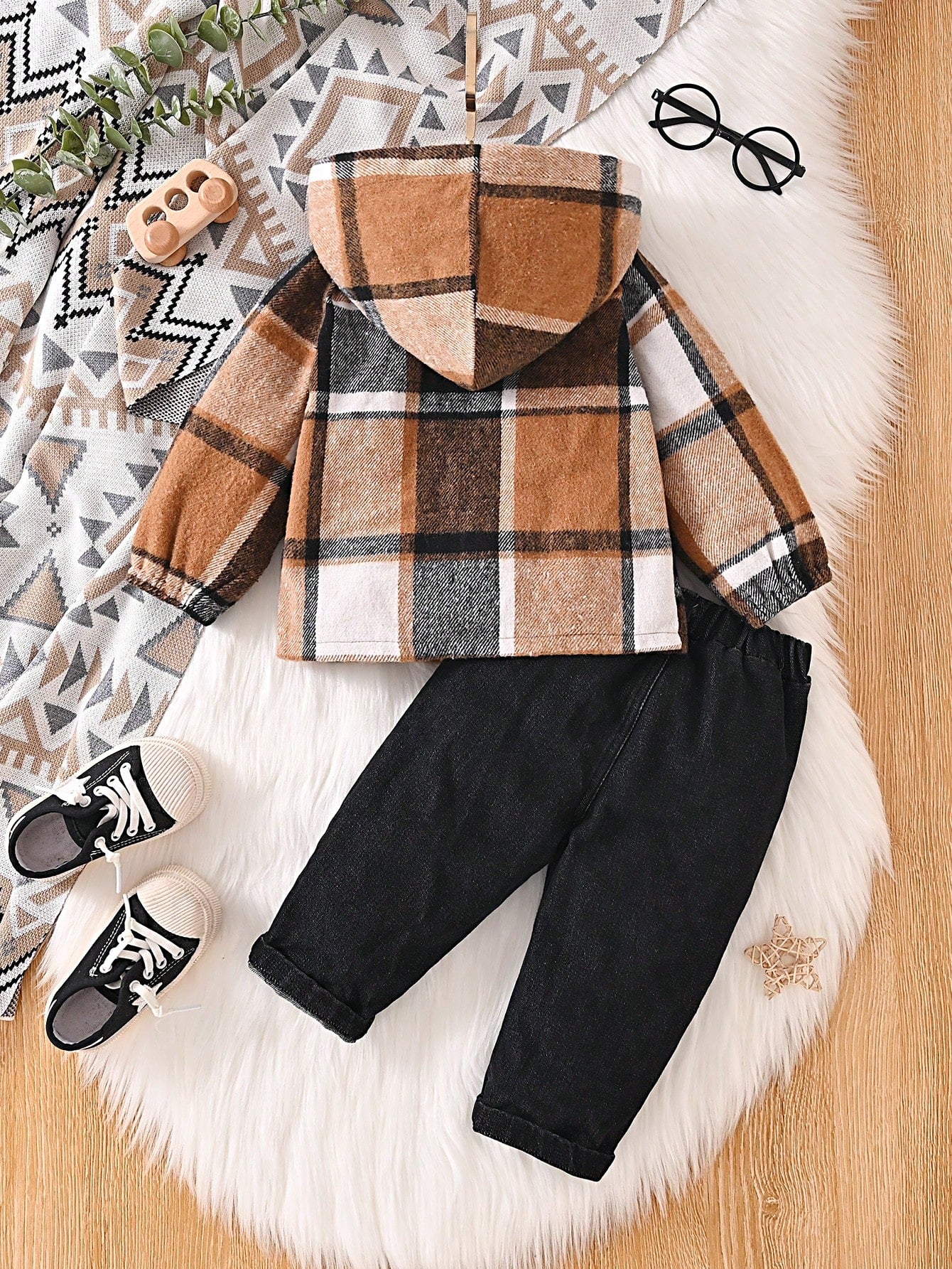 Prenda café chaqueta a cuadros para bebe detalle del cuello y botones